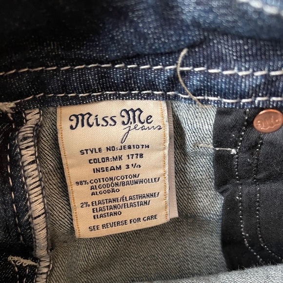 ✨SOLD✨ Miss Me Signature Shorts - Picture 6 of 6